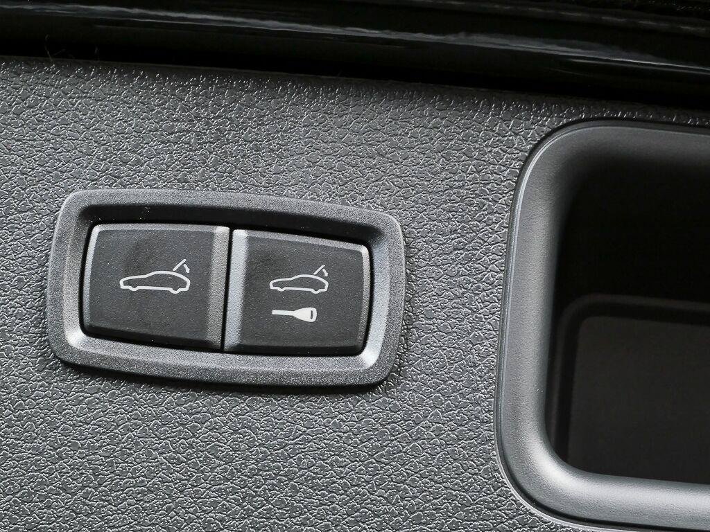 Certified 2026 Porsche Macan AWD/4WD image 30
