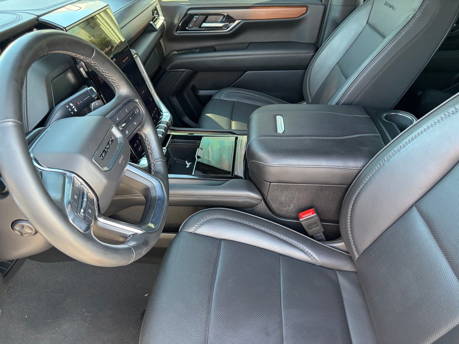 Used 2025 GMC Yukon XL Denali RWD image 16