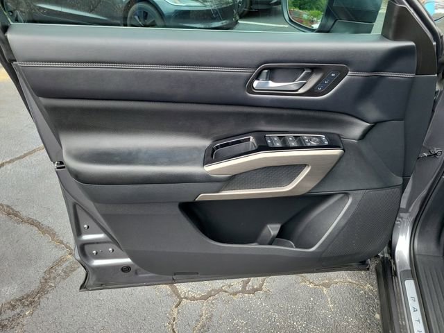 Used 2023 Nissan Pathfinder Platinum w/ Cargo Package AWD/4WD image 10