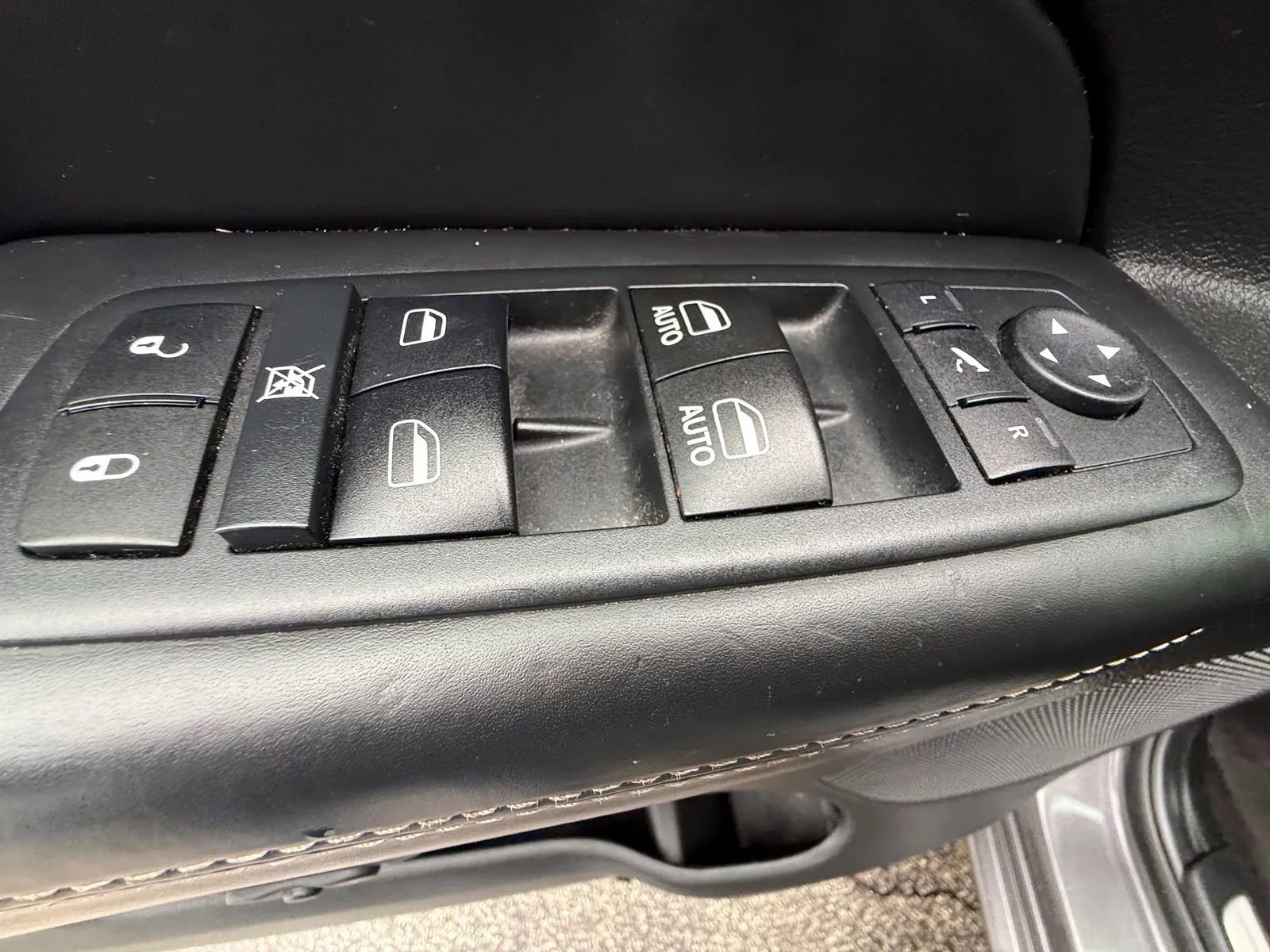 Used 2017 Jeep Grand Cherokee Overland image 16