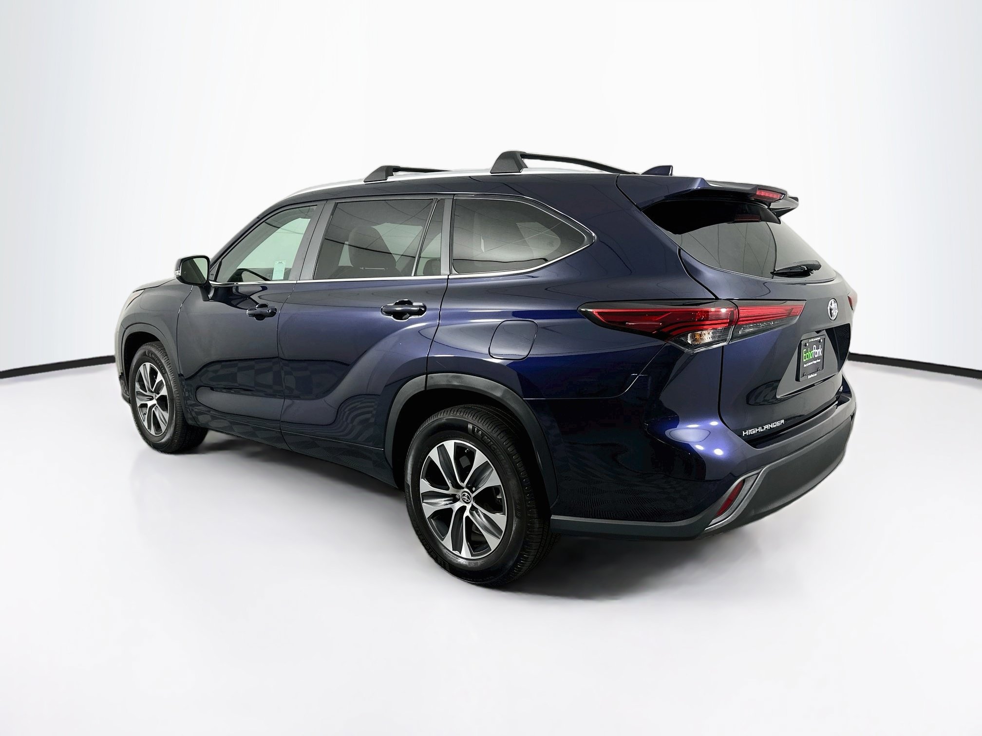 Used 2023 Toyota Highlander XLE FWD image 5