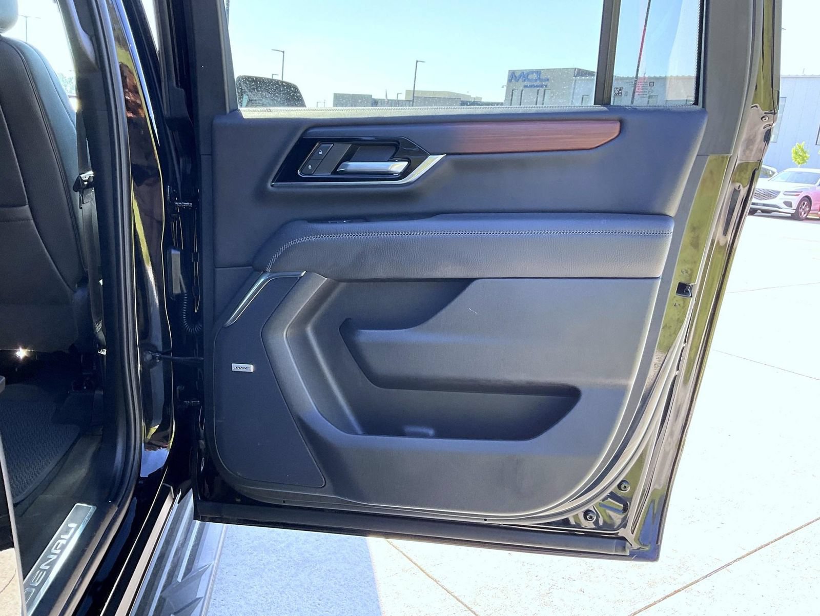 Used 2025 GMC Yukon XL Denali AWD/4WD image 17