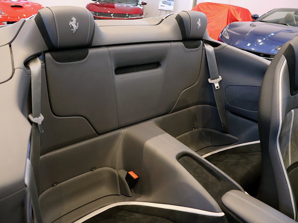 Certified 2026 Ferrari Roma Spider RWD image 33