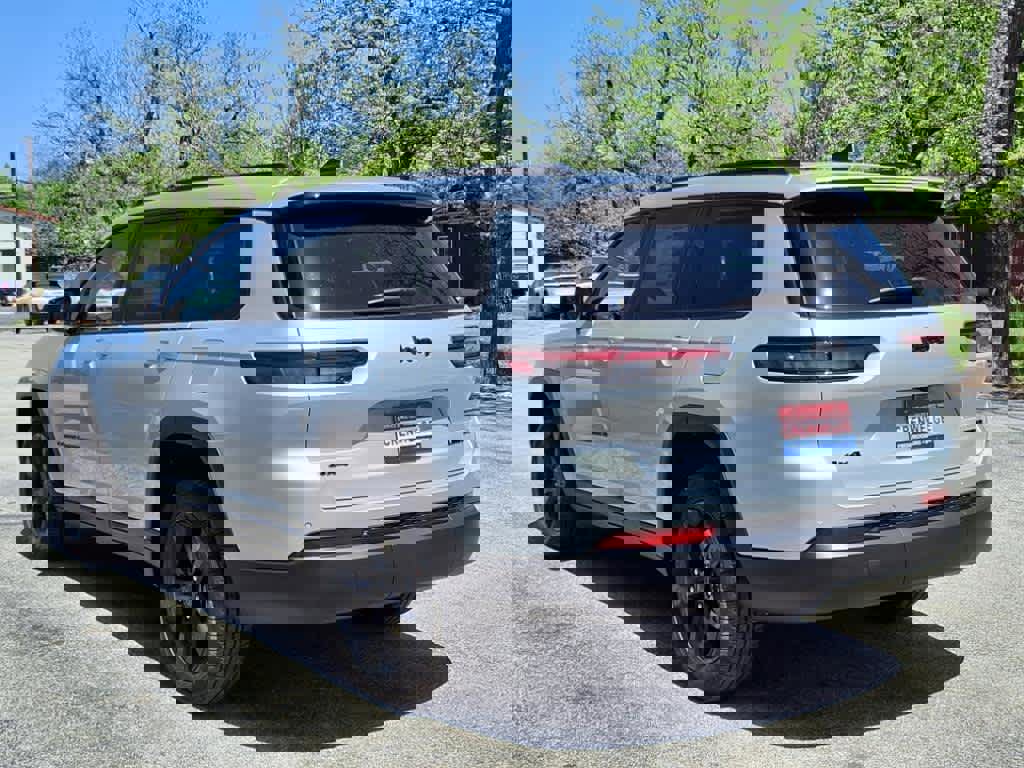 Used 2025 Jeep Grand Cherokee L Limited w/ Black Appearance Package image 13