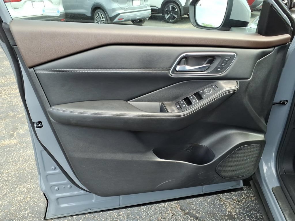 Certified 2023 Nissan Rogue Platinum w/ Platinum Premium Package AWD/4WD image 18