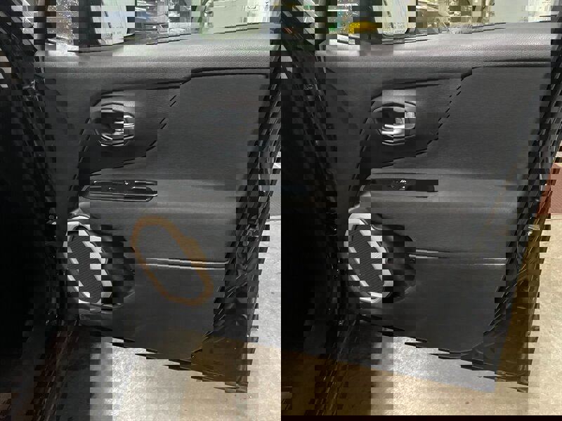 Used 2015 Jeep Renegade Latitude w/ Cold Weather Group image 18