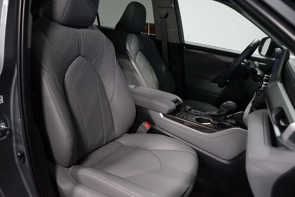 Certified 2026 Toyota Highlander Platinum AWD/4WD image 30