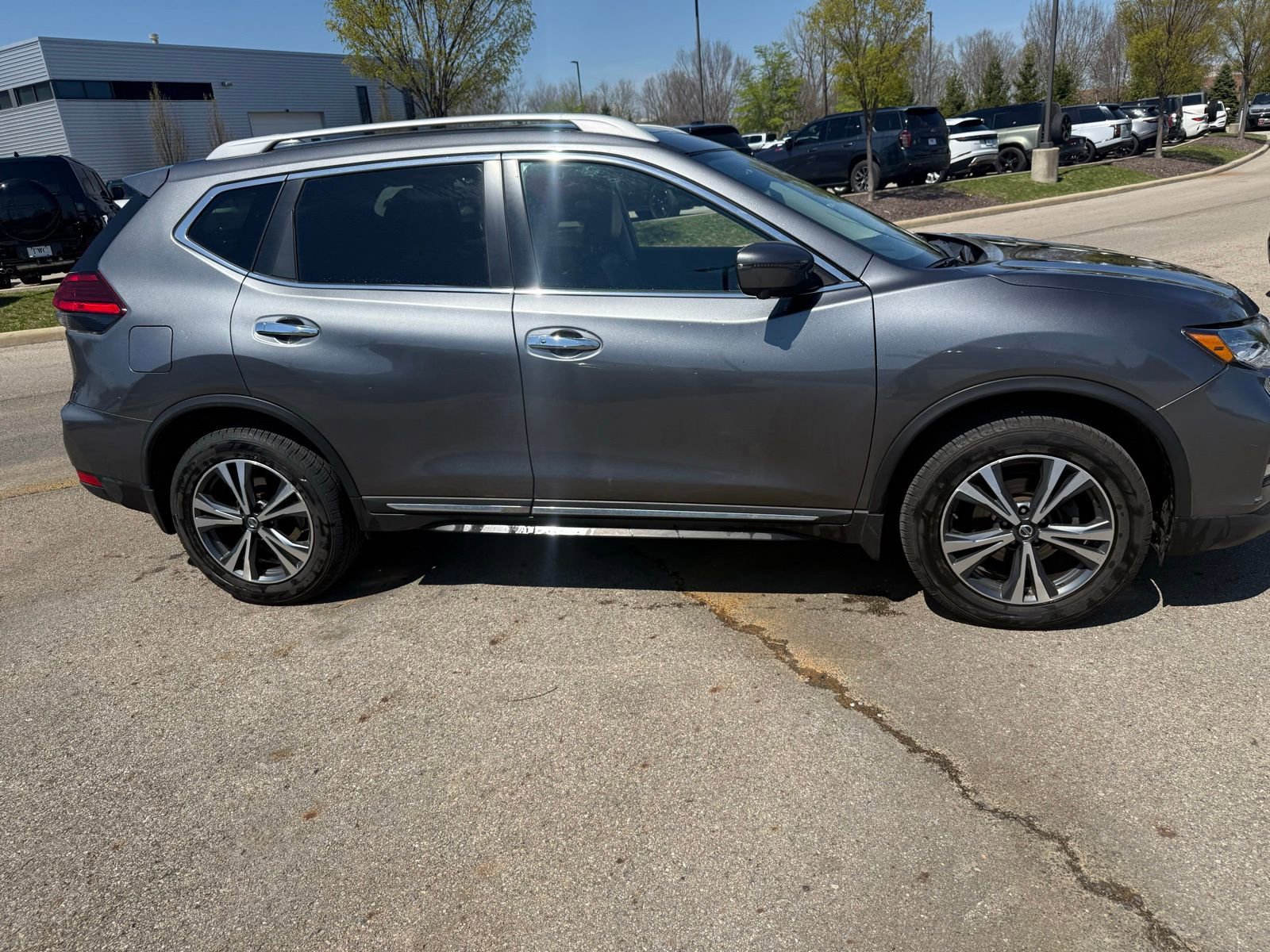 Used 2017 Nissan Rogue SL w/ SL Premium Package image 4