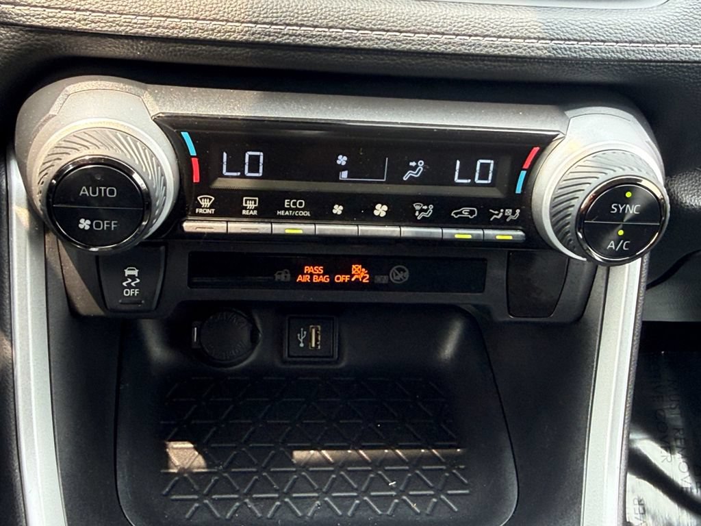 Used 2025 Toyota RAV4 XLE AWD/4WD image 17