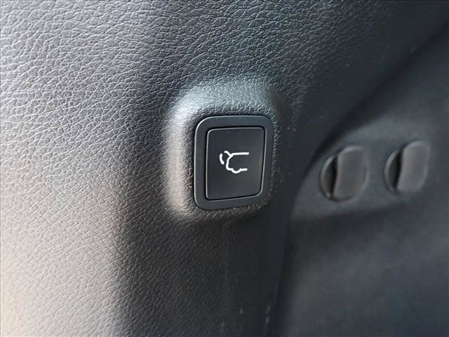 Used 2019 Jeep Cherokee Limited w/ Trailer Tow Group AWD/4WD image 9