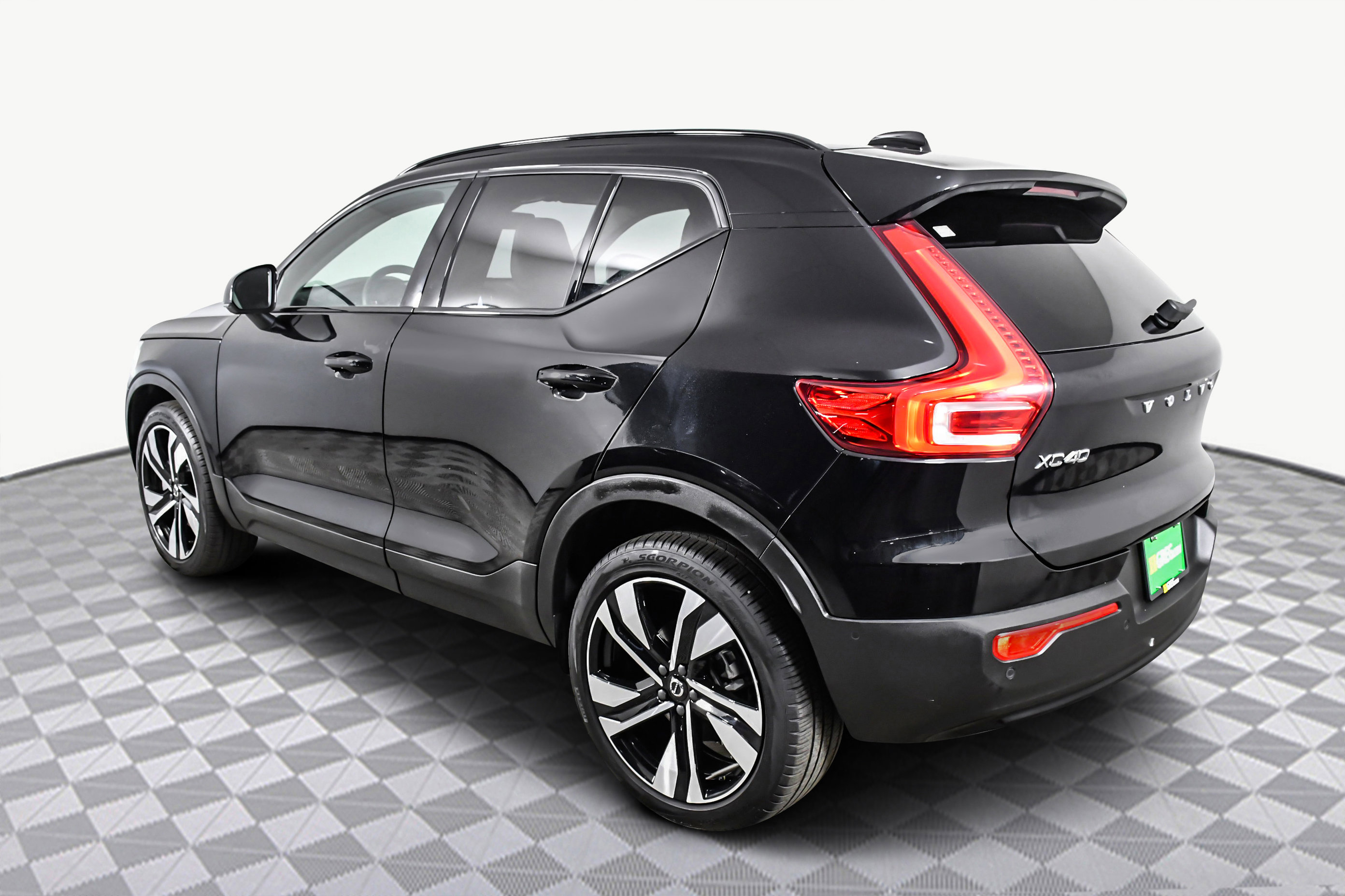 Used 2025 Volvo XC40 B5 Plus image 6