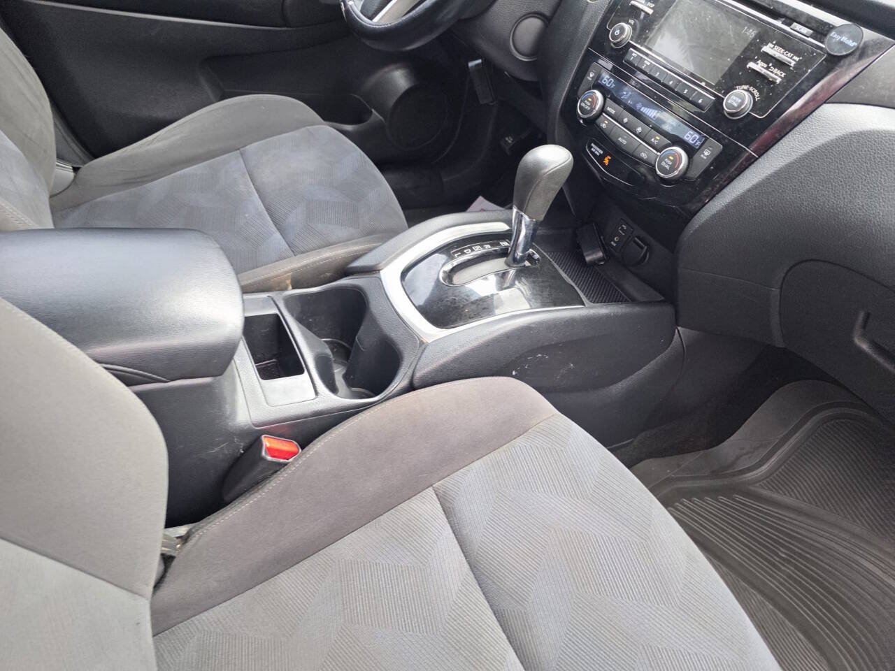 Used 2016 Nissan Rogue SV AWD/4WD image 12
