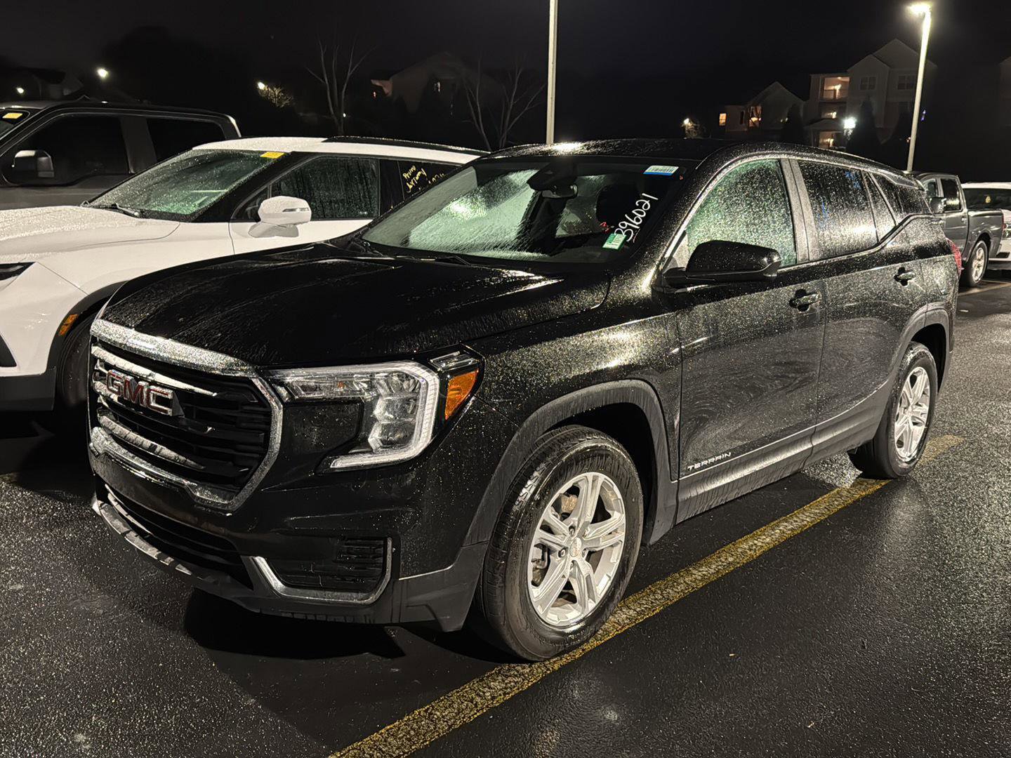 Used 2024 GMC Terrain SLE image 2