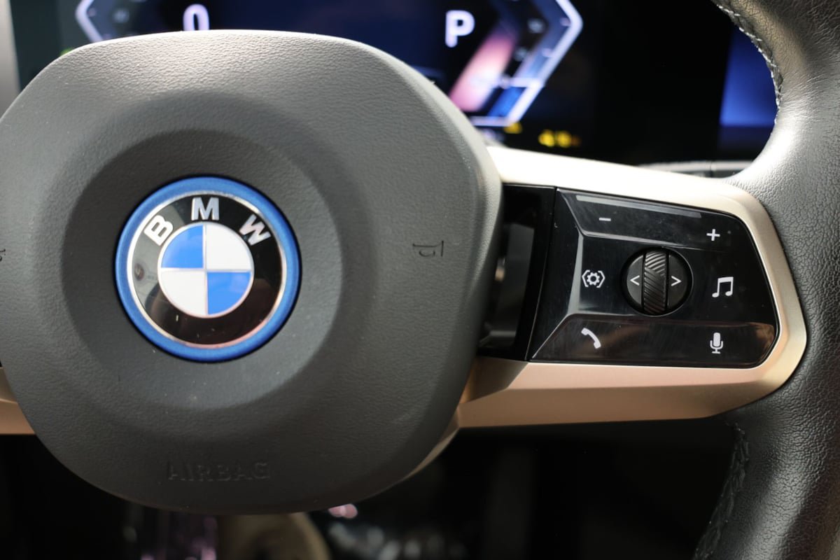 Used 2024 BMW iX xDrive50 w/ Premium Package AWD/4WD image 29