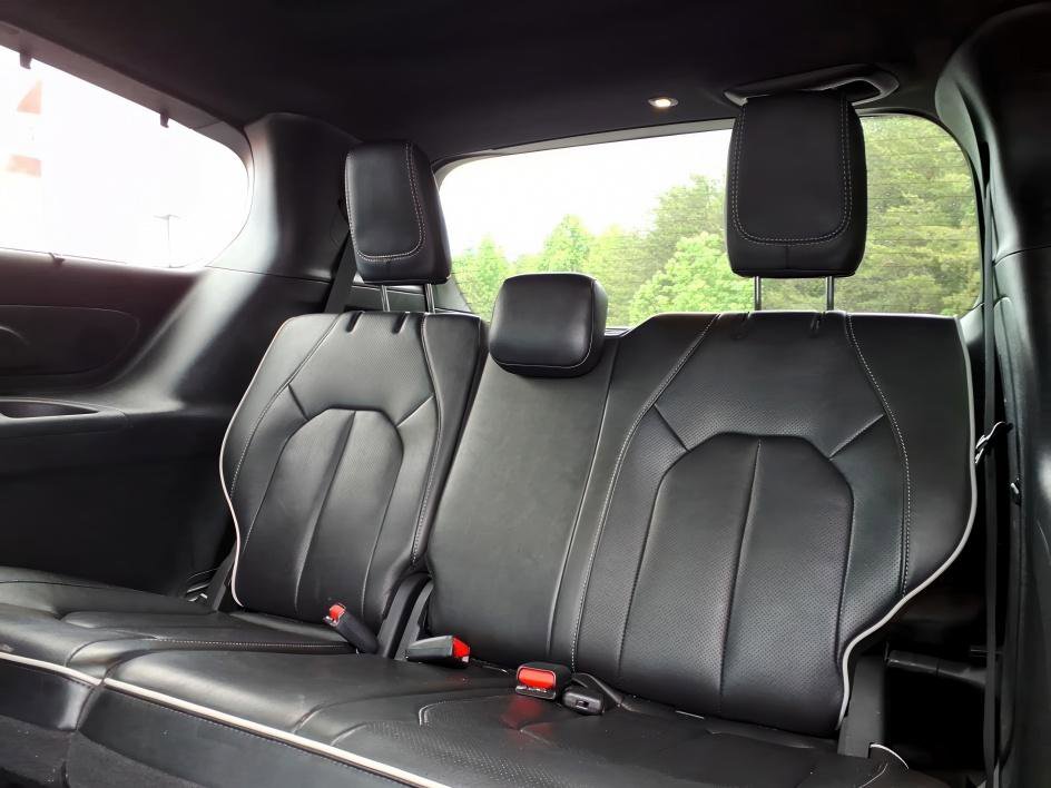 Used 2025 Chrysler Pacifica Limited FWD image 14