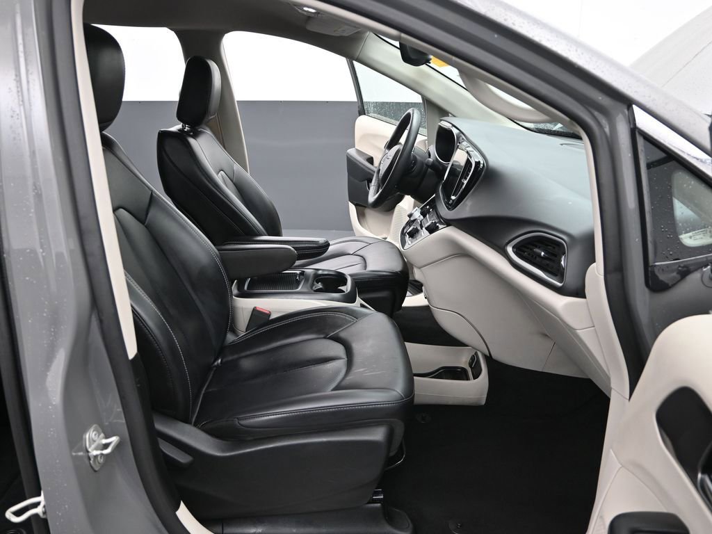 Used 2023 Chrysler Pacifica Touring-L image 22