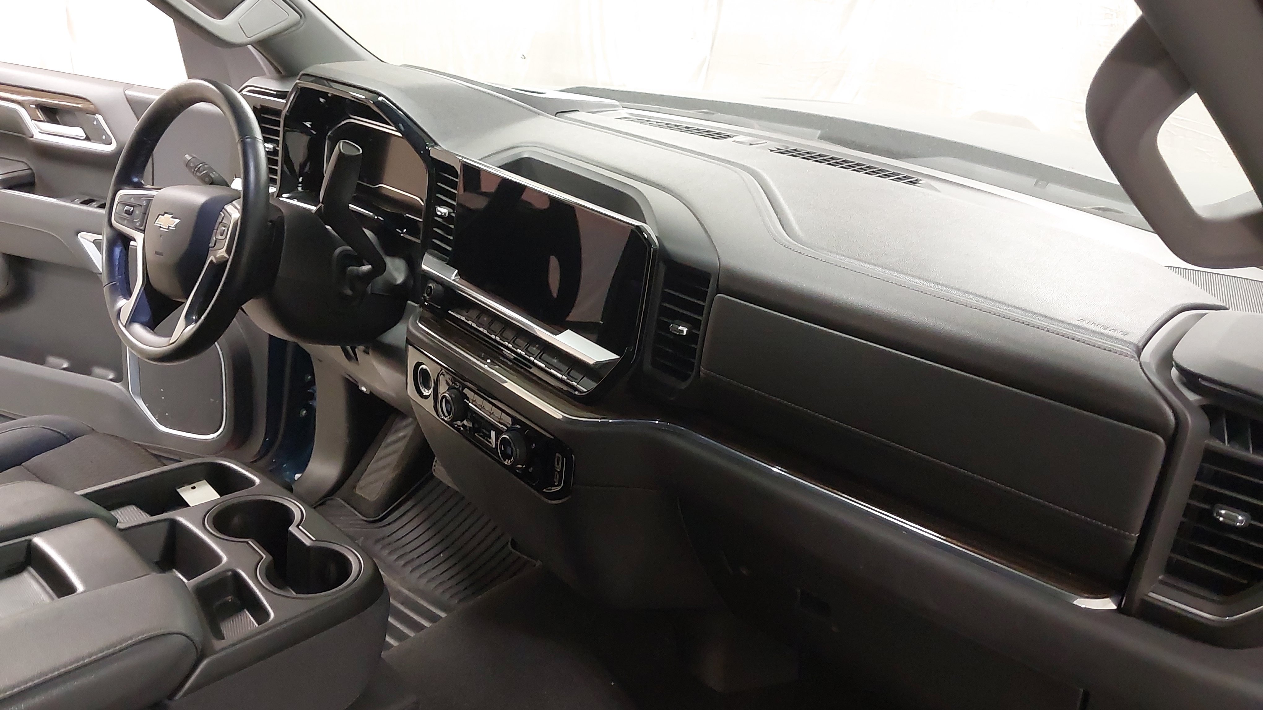 Used 2024 Chevrolet Silverado 1500 LT AWD/4WD image 29