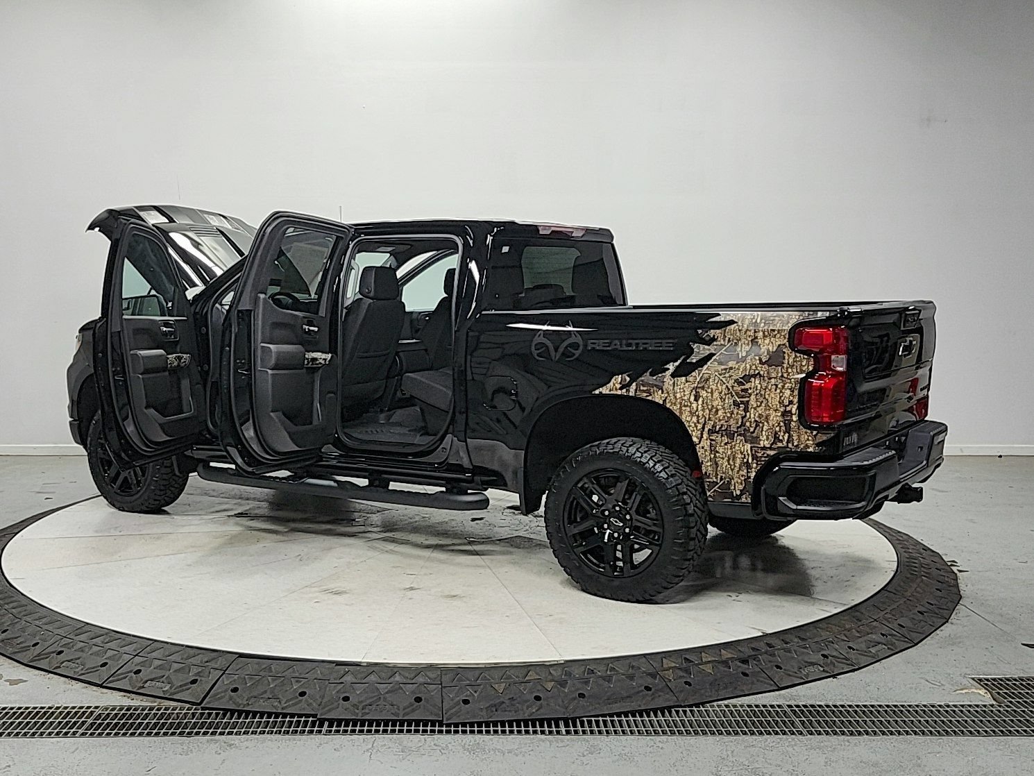 Used 2024 Chevrolet Silverado 1500 Custom Trail Boss w/ Realtree Special Edition AWD/4WD image 13