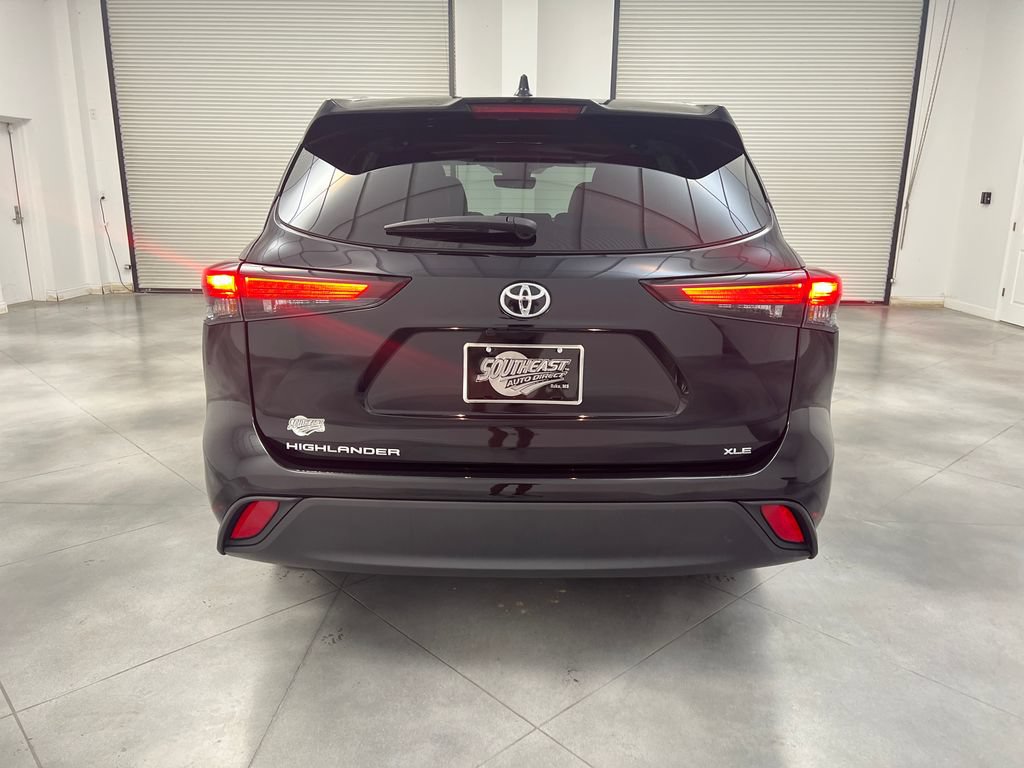 Used 2025 Toyota Highlander XLE FWD image 8