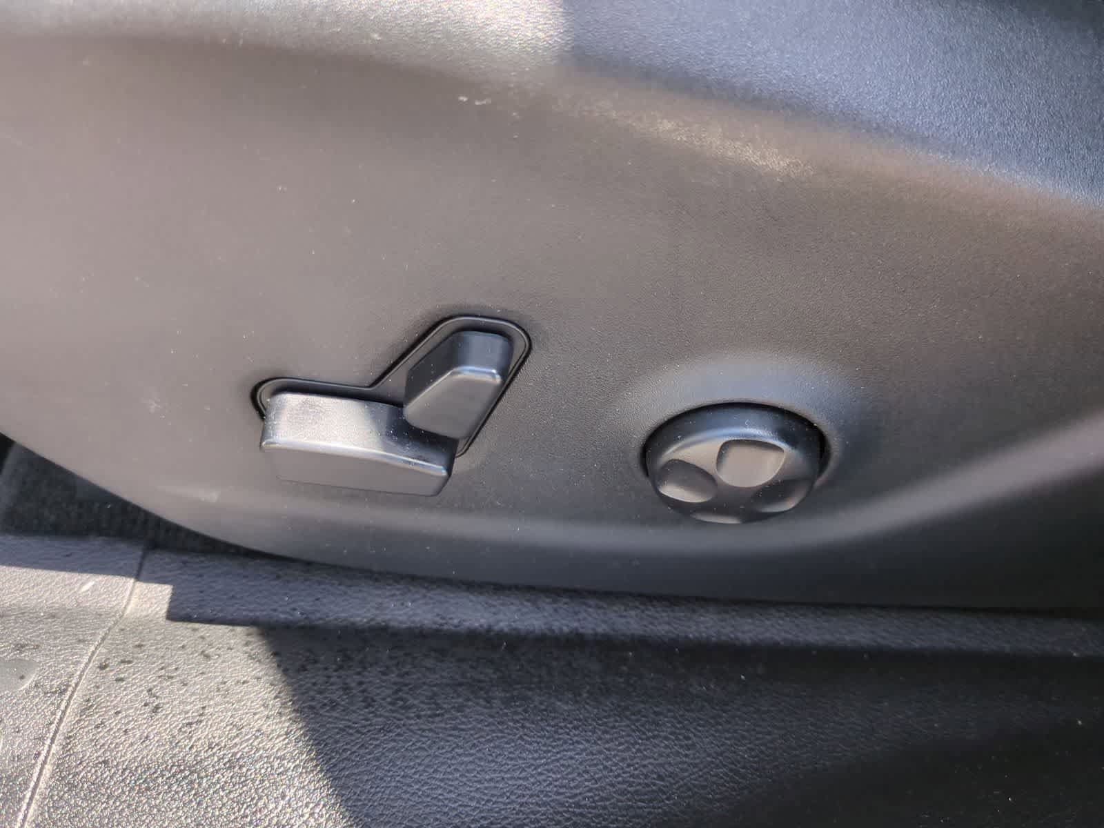 Used 2018 Jeep Cherokee Latitude Plus w/ Cold Weather Group FWD image 17