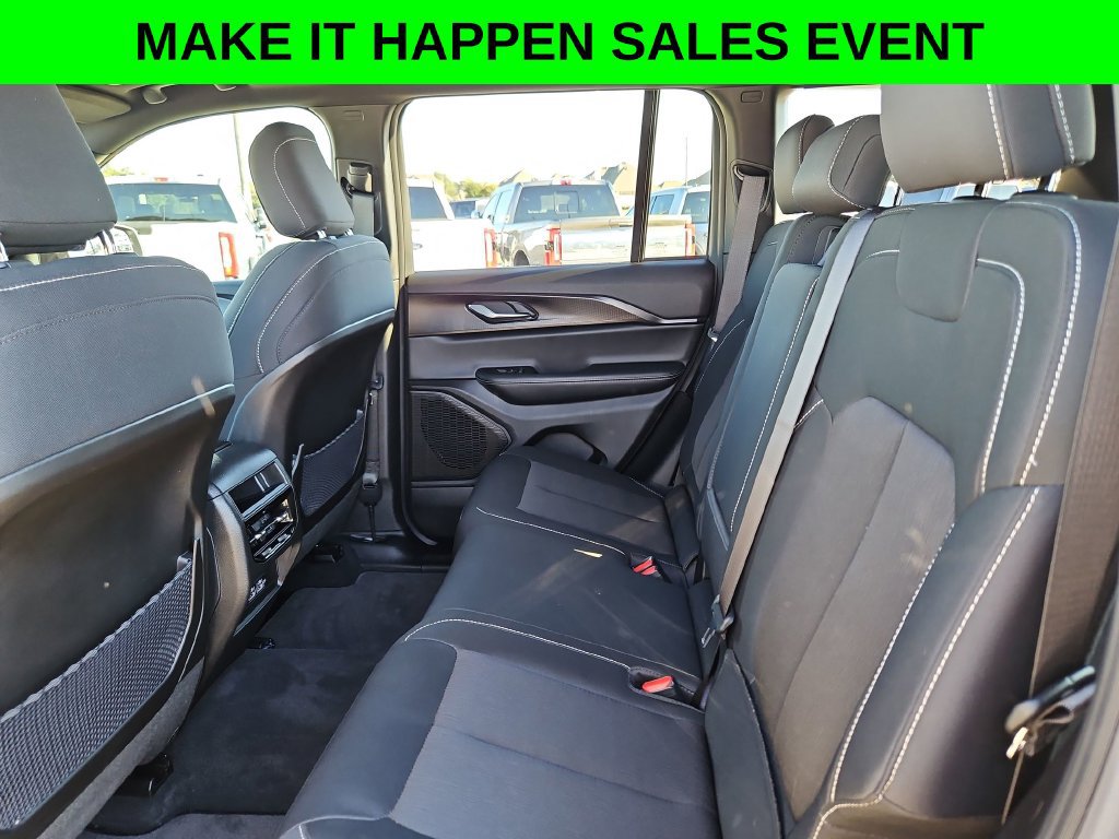 Used 2025 Jeep Grand Cherokee Laredo X RWD image 15