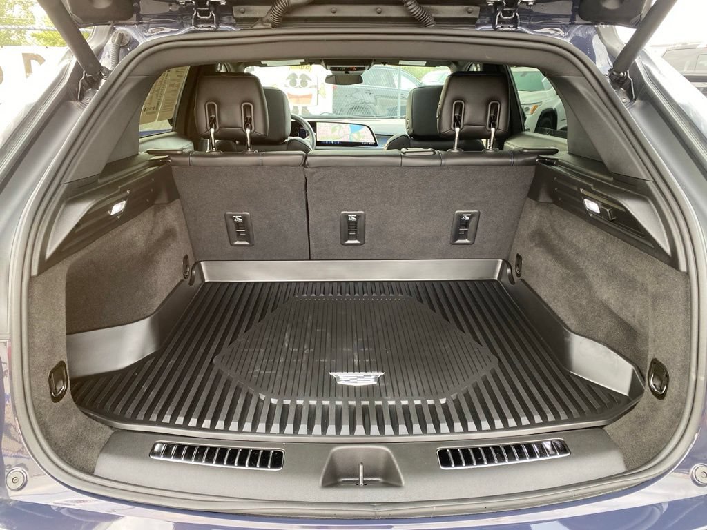 Used 2025 Cadillac XT4 Sport w/ LPO, Floor Liner Package AWD/4WD image 5
