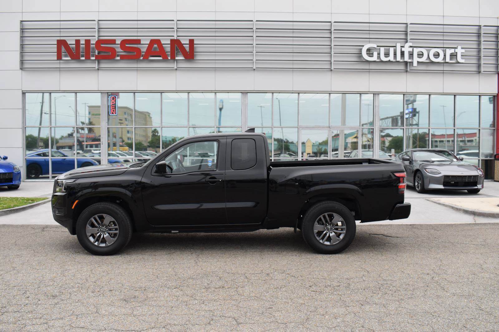 Used 2025 Nissan Frontier SV image 3