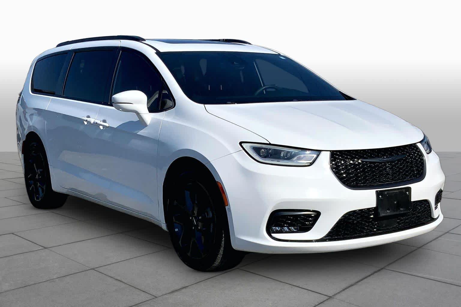 Used 2022 Chrysler Pacifica Limited w/ Uconnect Theater Family Group AWD/4WD image 3