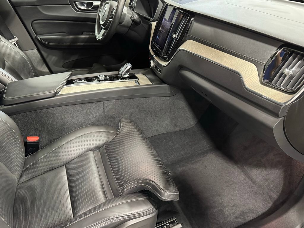 Used 2022 Volvo XC60 B5 Inscription image 35