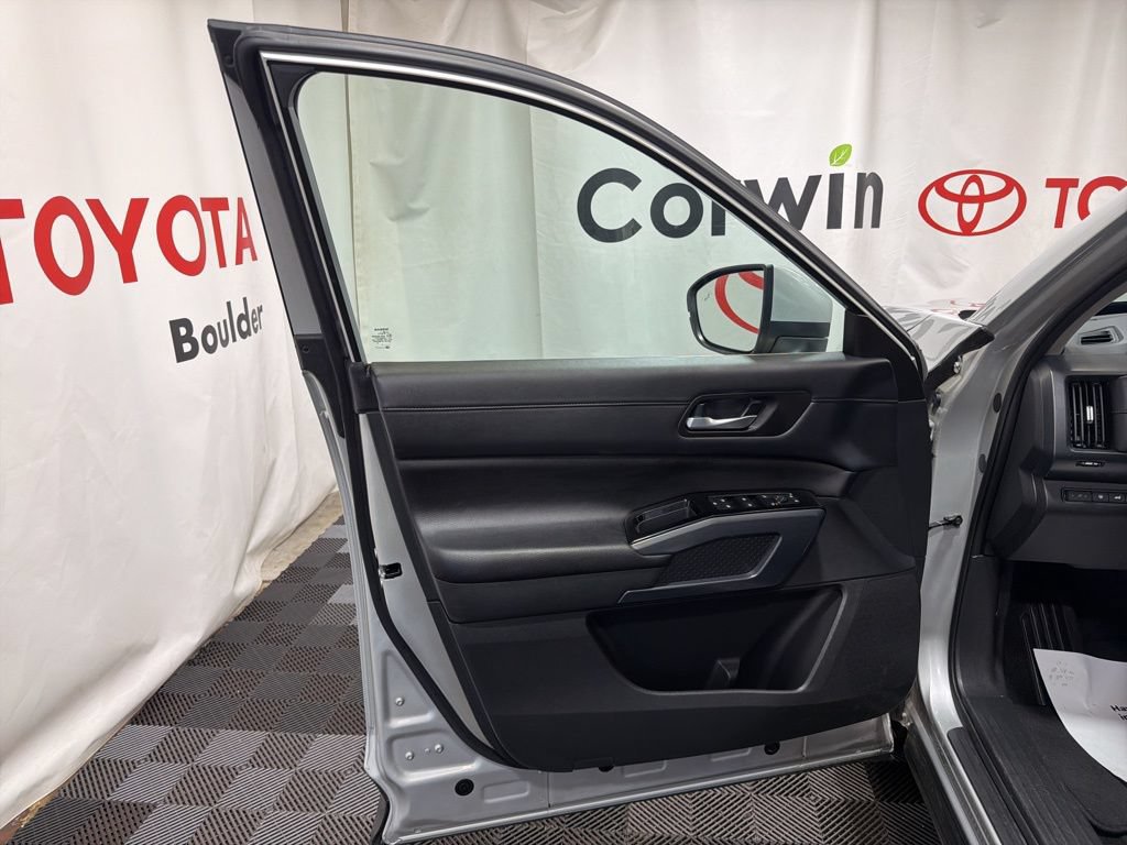 Used 2025 Nissan Pathfinder SL AWD/4WD image 20
