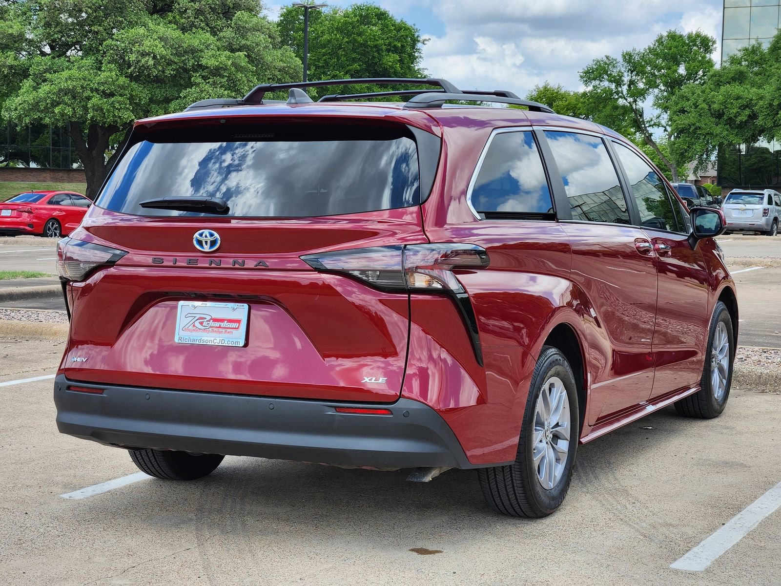 Used 2025 Toyota Sienna XLE image 6