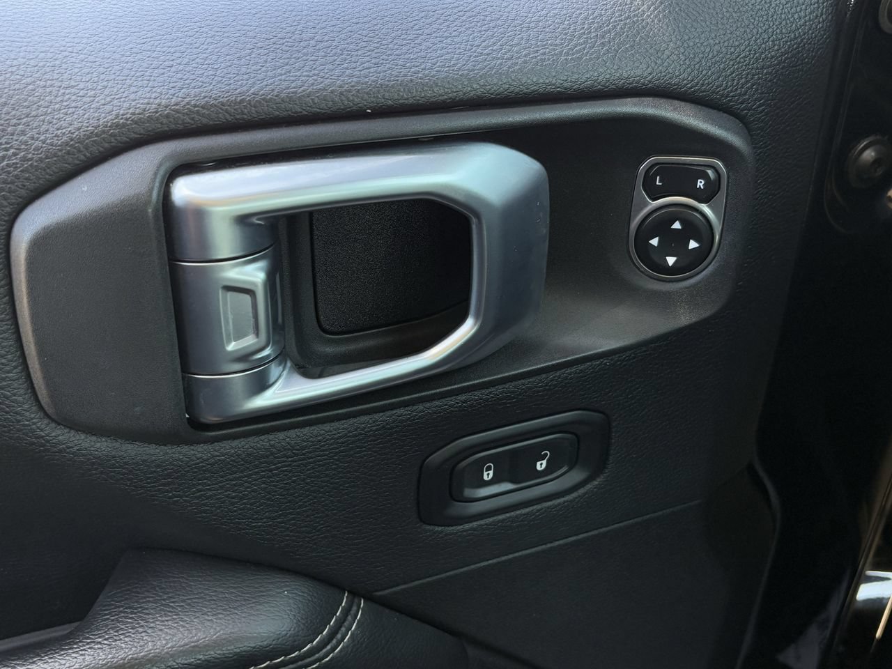Used 2018 Jeep Wrangler Unlimited Sahara w/ Uconnect 4C Nav & Sound Group AWD/4WD image 26