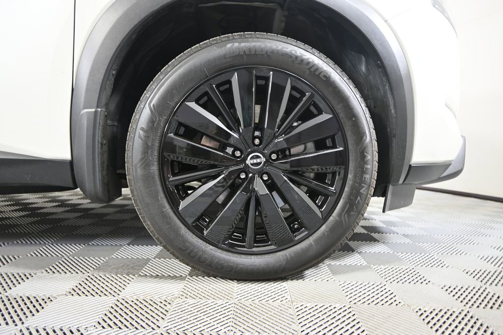 Used 2024 Nissan Pathfinder Platinum w/ Black Appearance Package AWD/4WD image 11