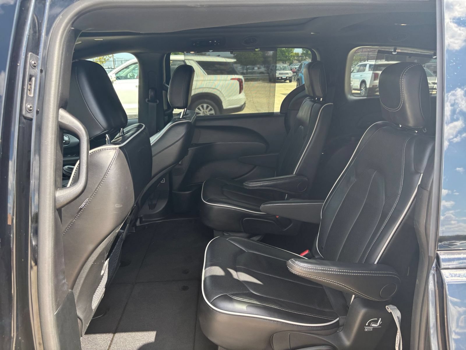 Used 2025 Chrysler Pacifica Limited FWD image 28