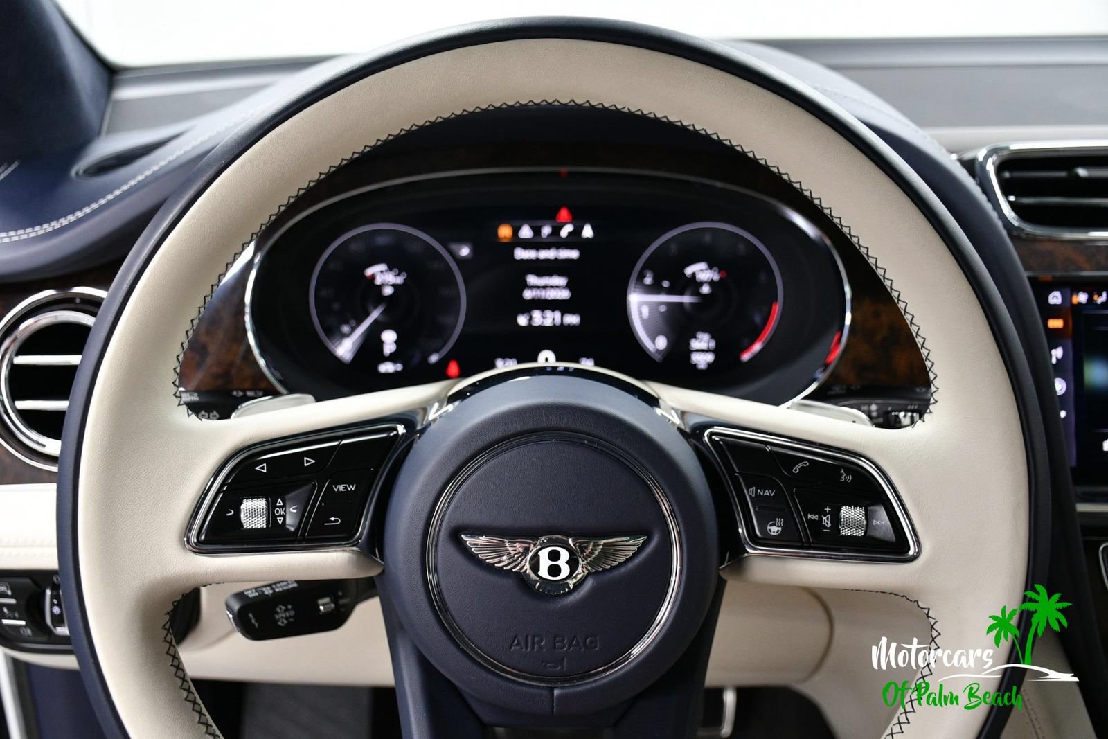 Used 2023 Bentley Bentayga AWD/4WD image 44