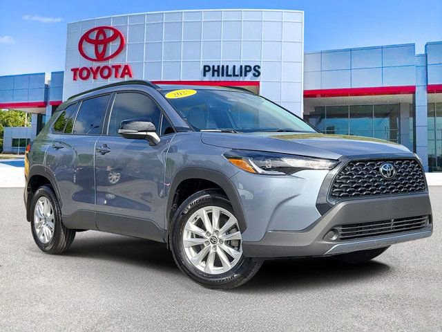 Used 2025 Toyota Corolla Cross LE image 1