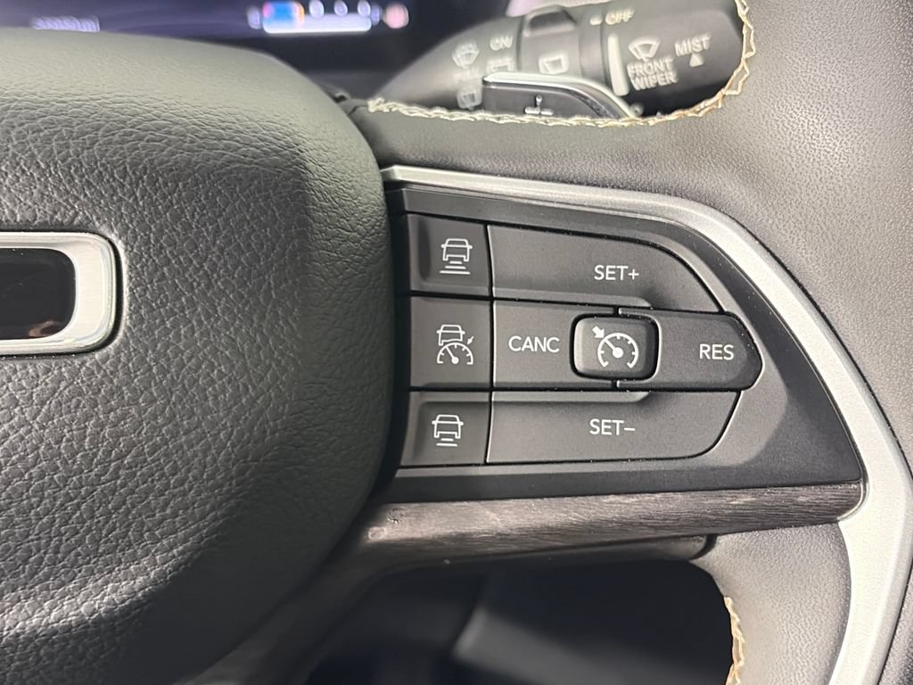 Used 2023 Jeep Grand Cherokee Limited w/ Black Appearance Package AWD/4WD image 18