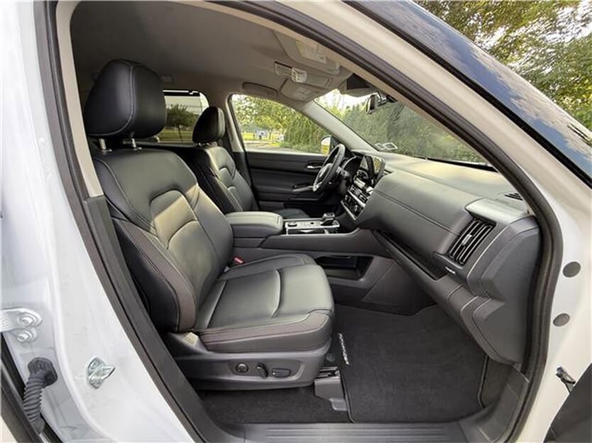 Used 2025 Nissan Pathfinder SL w/ Black Appearance Package image 5