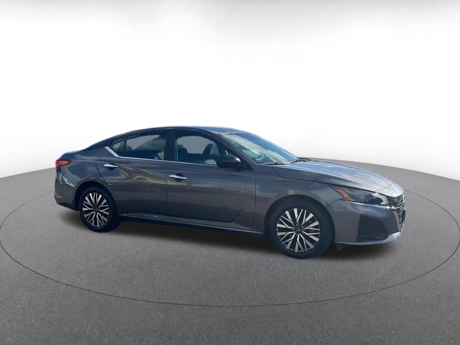 Used 2025 Nissan Altima 2.5 SV FWD image 2