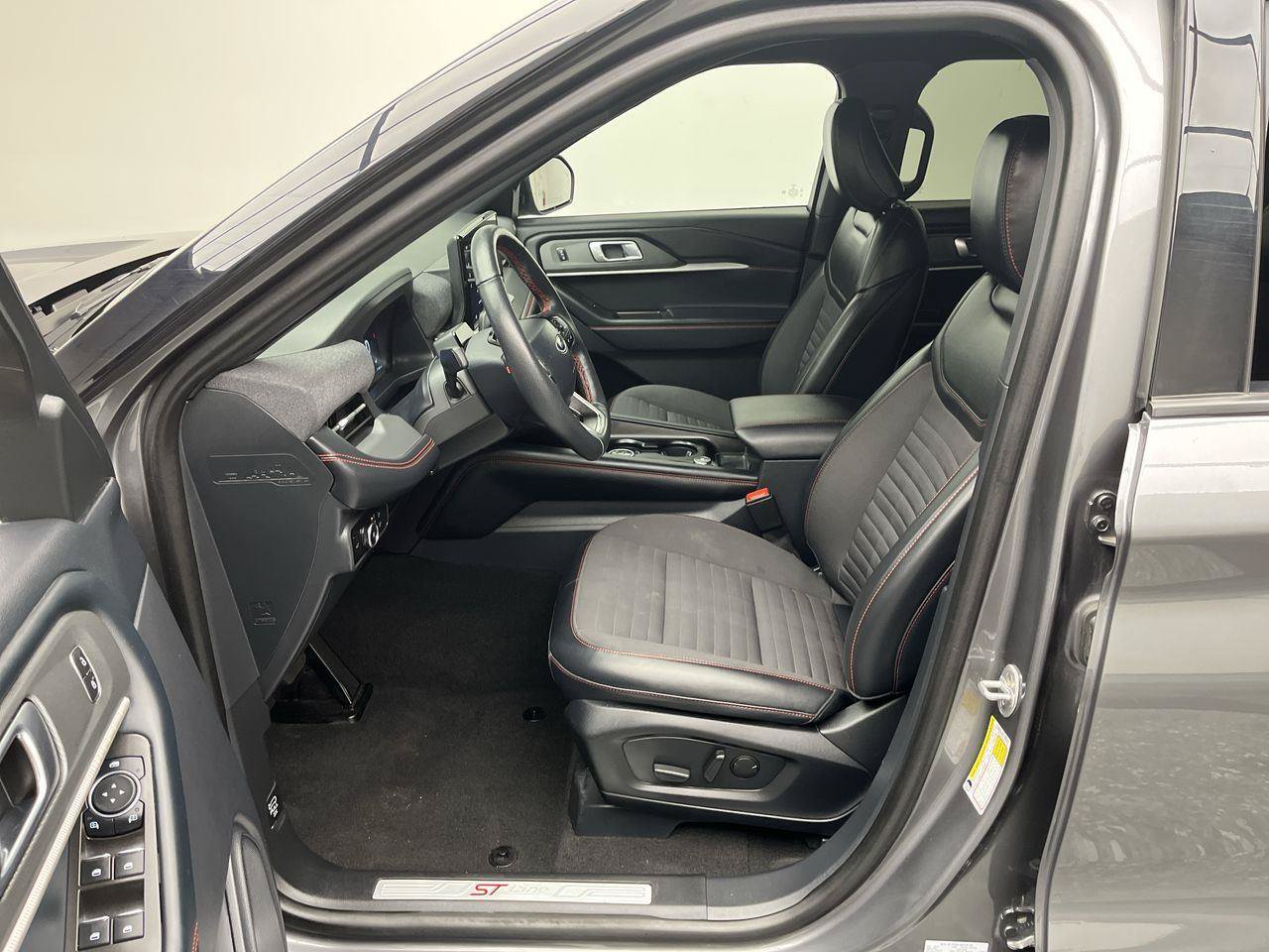 Certified 2025 Ford Explorer ST-Line AWD/4WD image 3