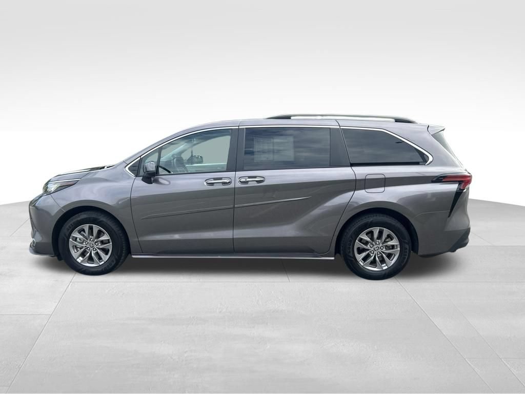Certified 2022 Toyota Sienna XLE w/ XLE Plus Package FWD image 2