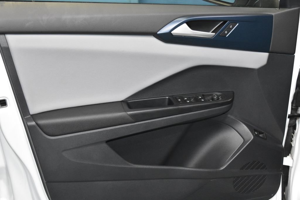 Certified 2023 Volkswagen Taos SE image 4