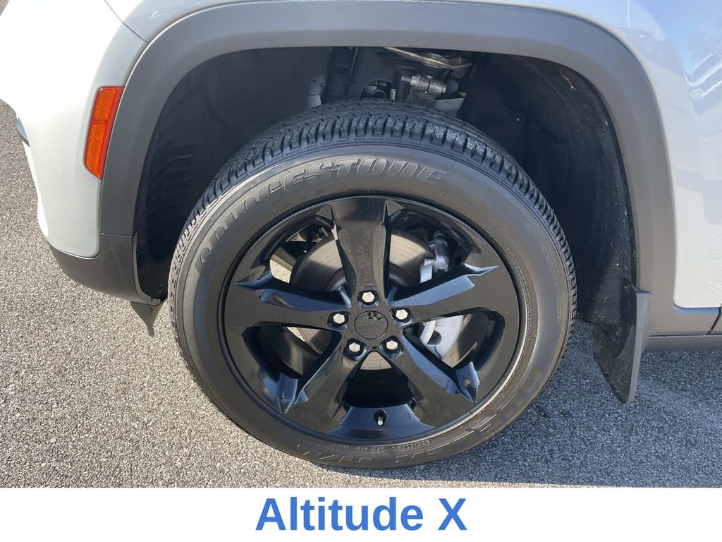 Used 2024 Jeep Grand Cherokee Altitude image 12