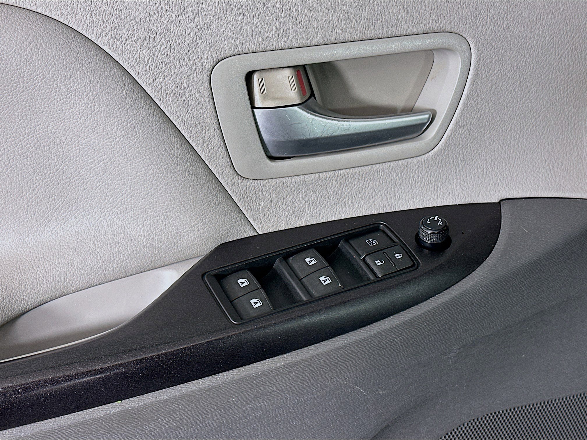 Used 2015 Toyota Sienna LE image 15