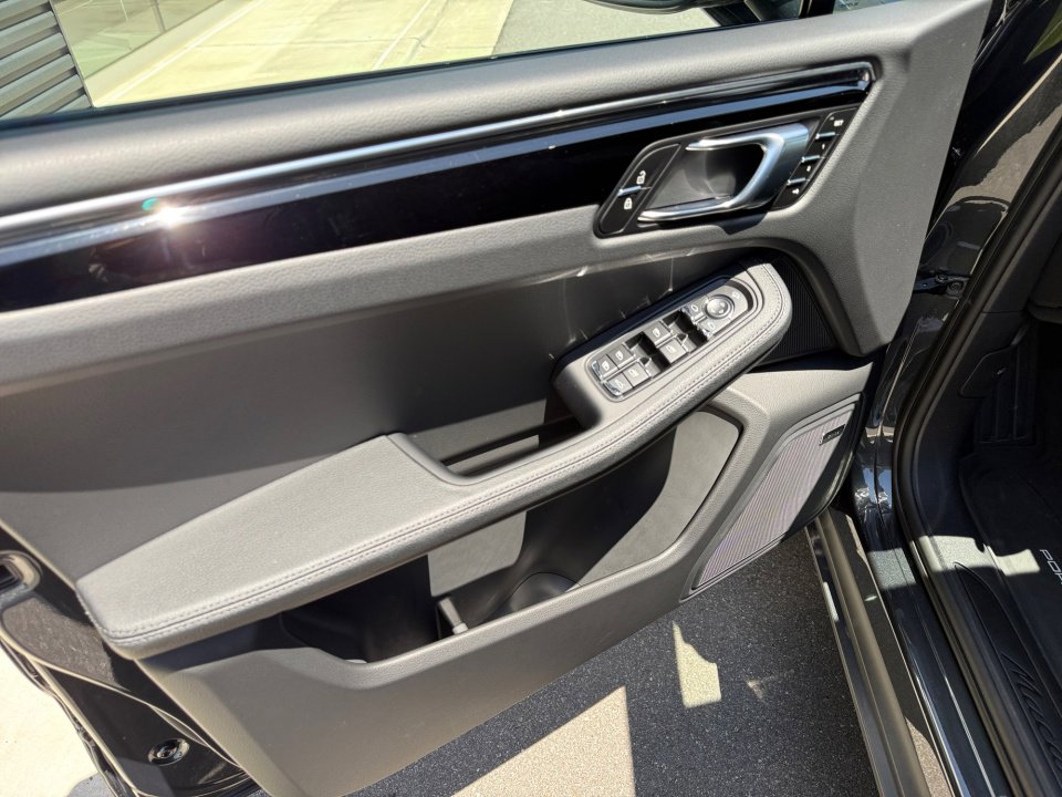 Certified 2026 Porsche Macan Turbo AWD/4WD image 21