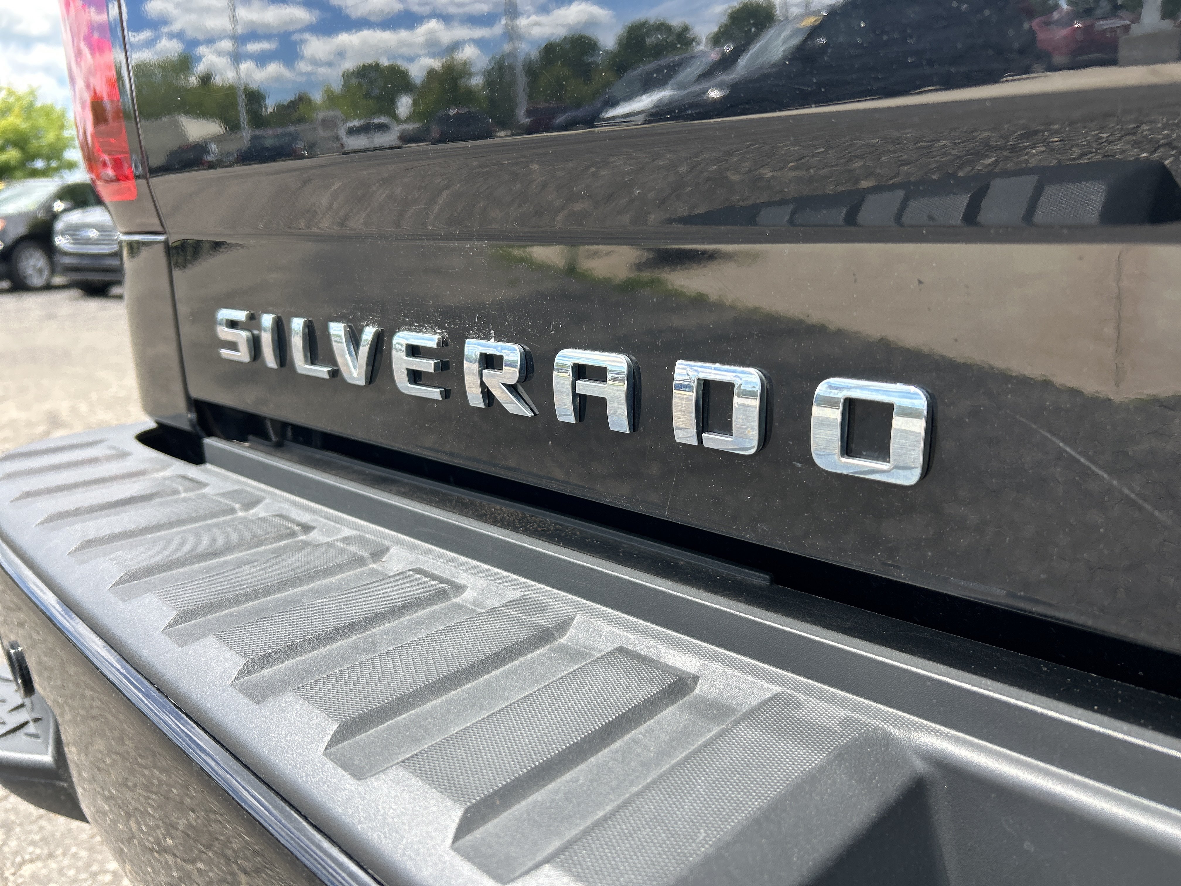 Used 2018 Chevrolet Silverado 1500 LT w/ Midnight Edition AWD/4WD image 27