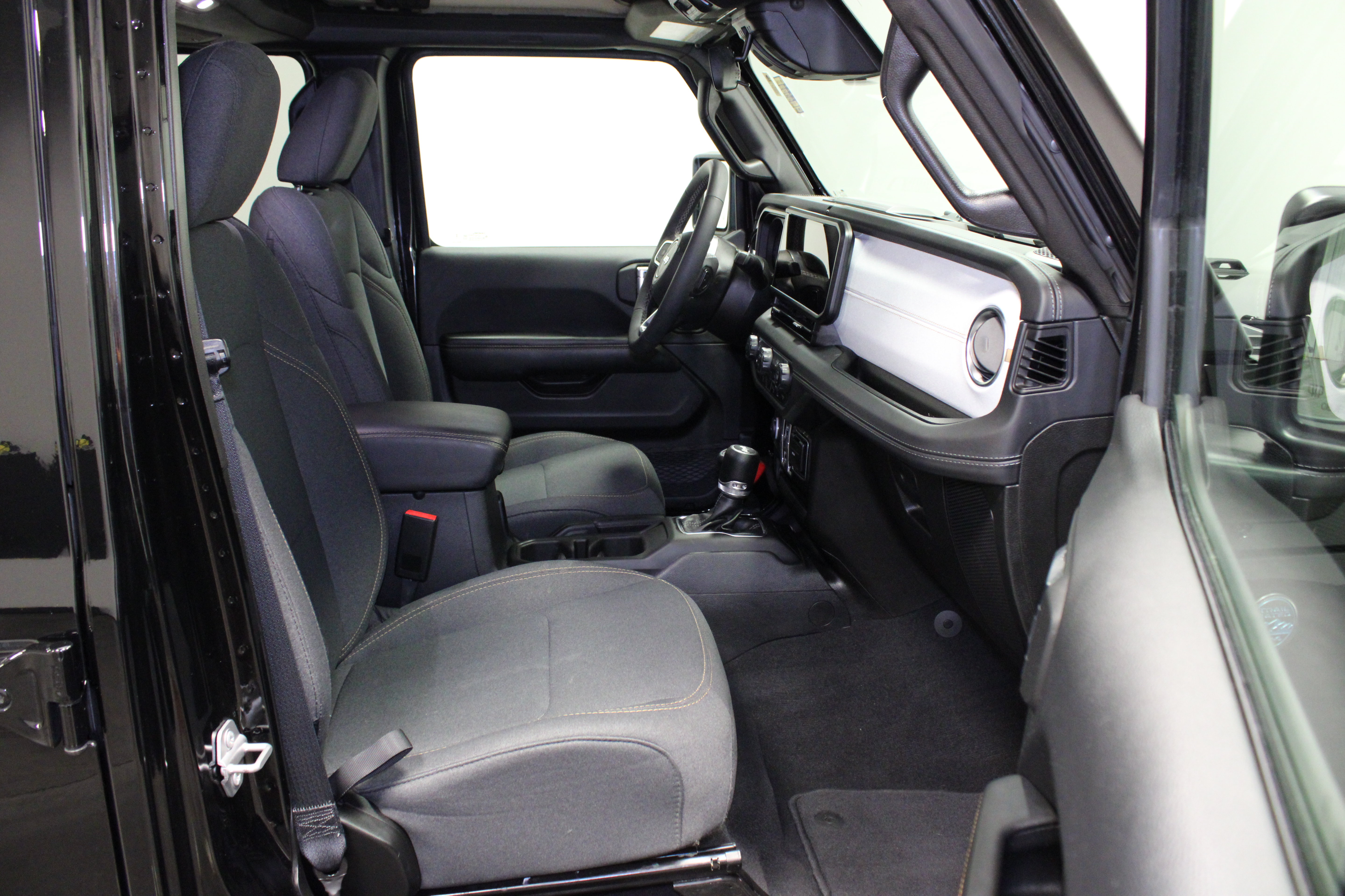 Used 2025 Jeep Wrangler Unlimited Sahara w/ Safety Group AWD/4WD image 14