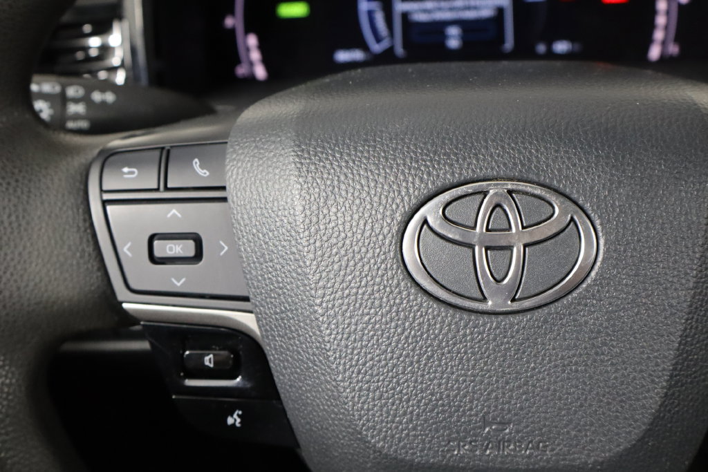Used 2025 Toyota Camry LE FWD image 8