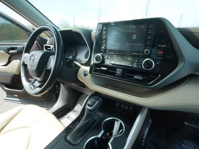 Used 2021 Toyota Highlander XLE image 32