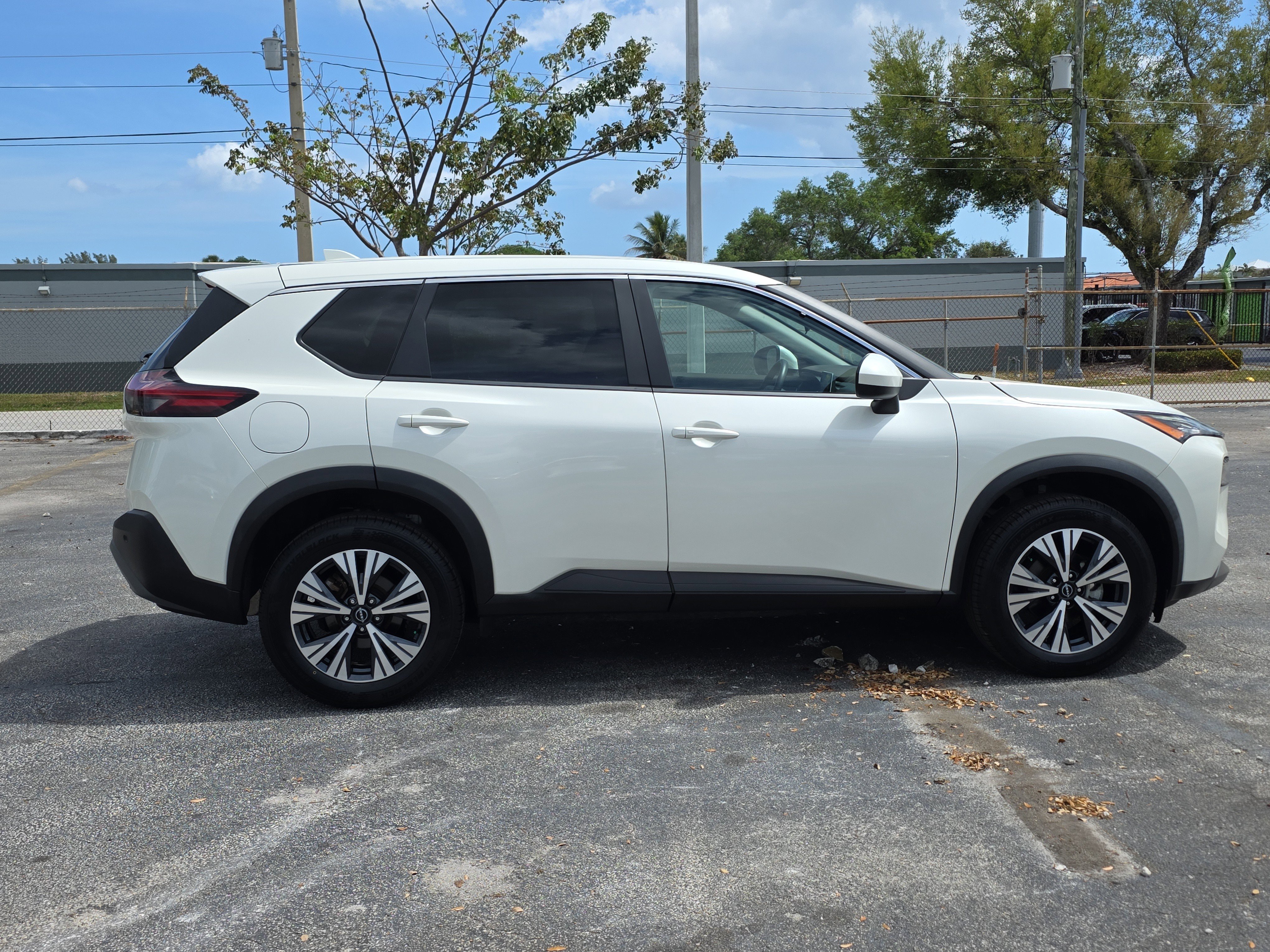 Used 2023 Nissan Rogue SV image 8